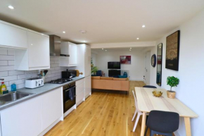 London Gorgeous Two Bedroom Apartment